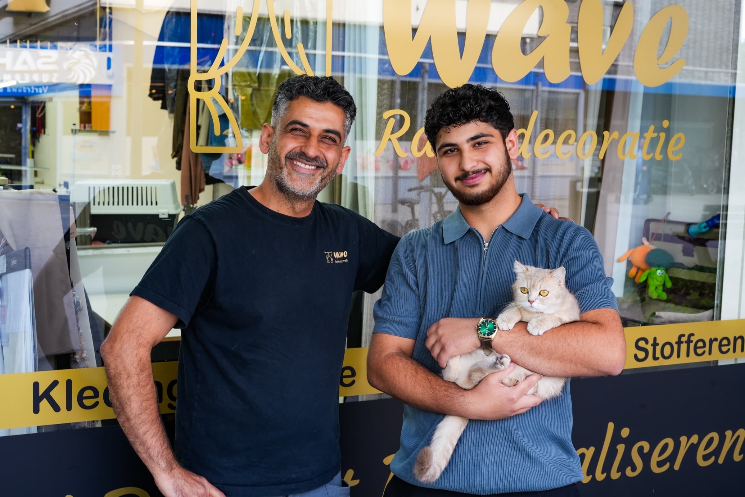 Masoud en Jomard met de atelierkat voor de winkel