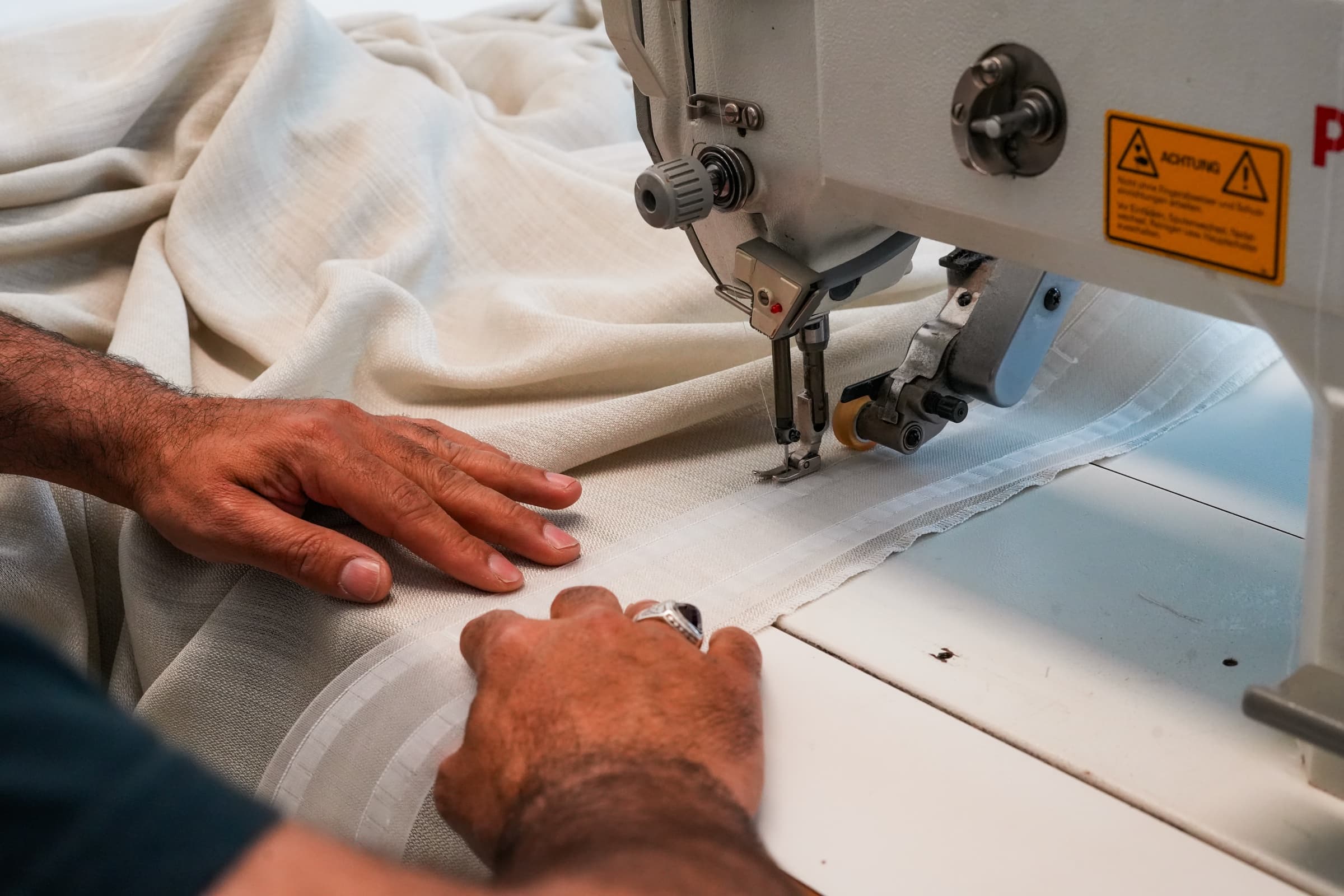 Met de hand strak getrokken