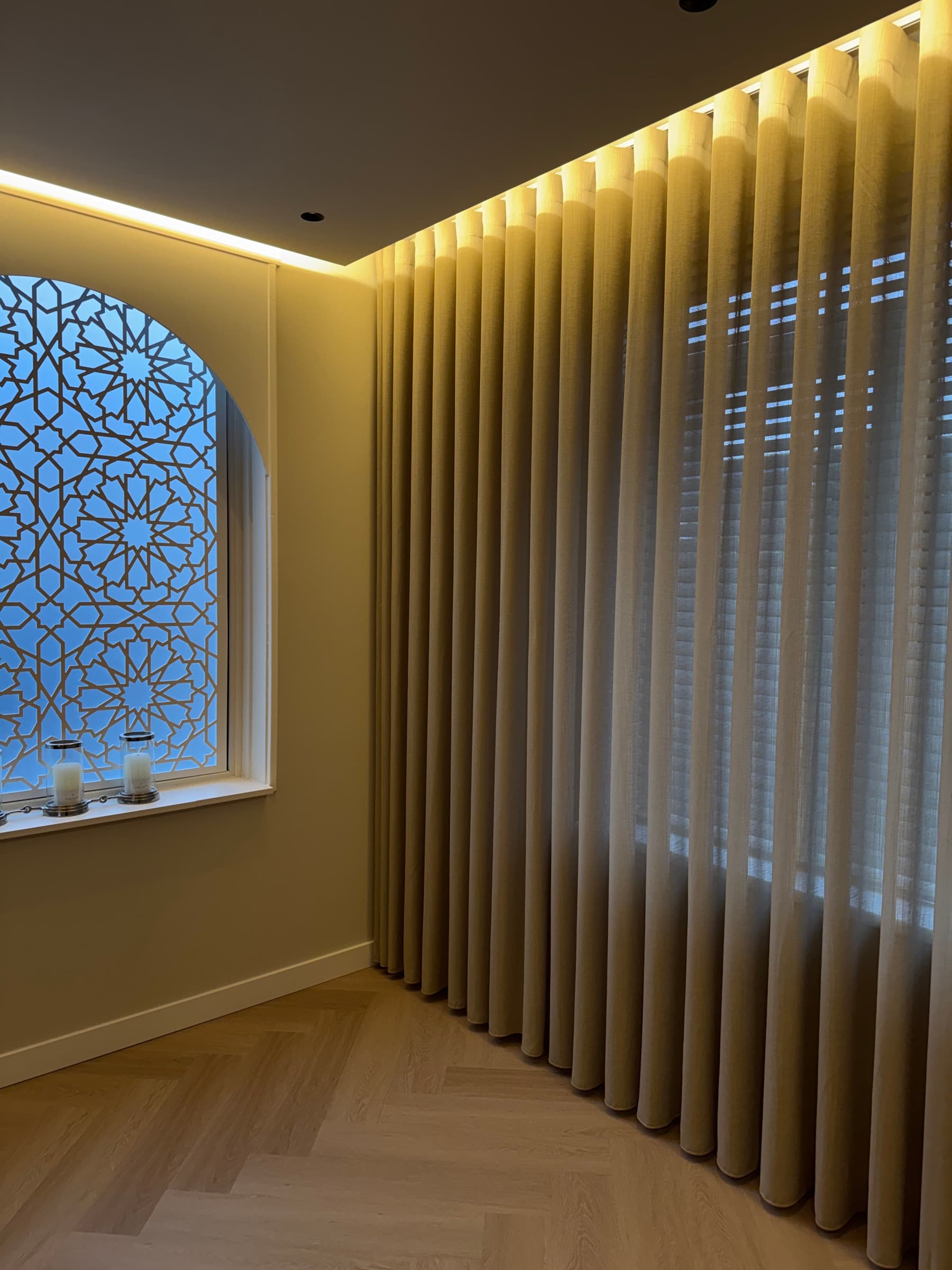 Stijlvolle wave-gordijnen in een licht interieur